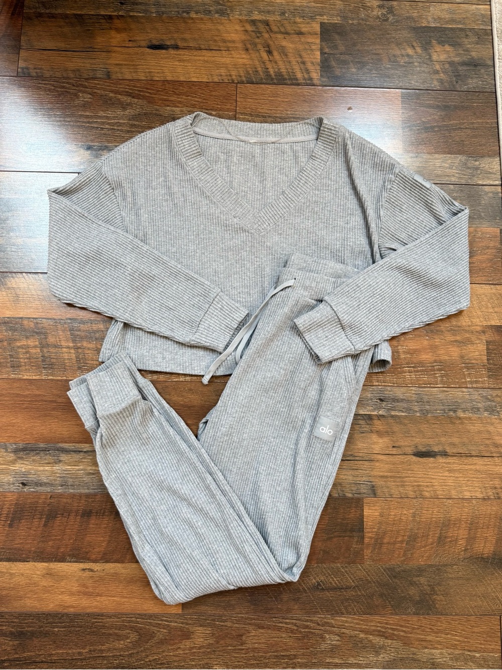 ALO Yoga Muse Cropped Pullover & Jogger Set - Grey Ribbed